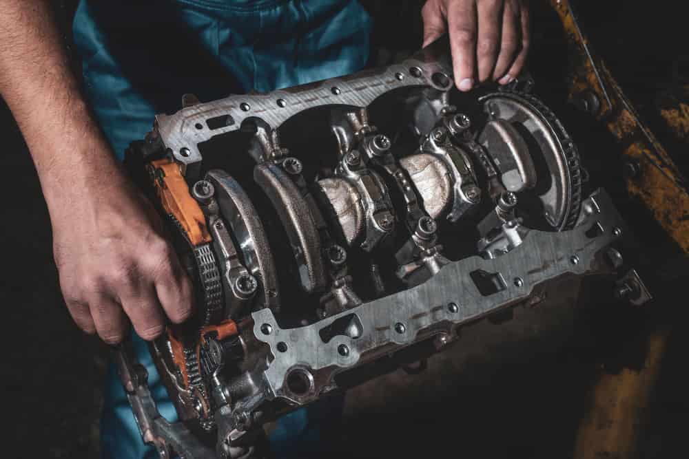 manos-mecanico-automoviles-primer-plano-motor-desmontado-mantenimiento-automoviles_optimizada